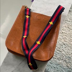 “It” bag with removable straps